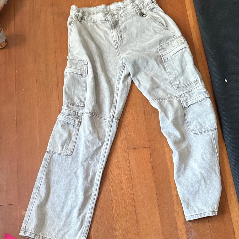 PacSun Relaxed Fit Cargo Jeans in Light Gray - Picture 1 of 2